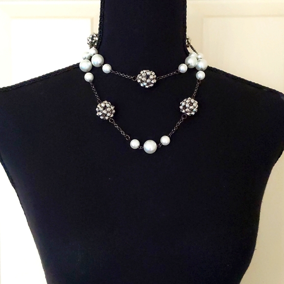 NWT. The Limited Multiple Size Pearls with Chrome Beaded Beads Chained Necklace. - Picture 2 of 4